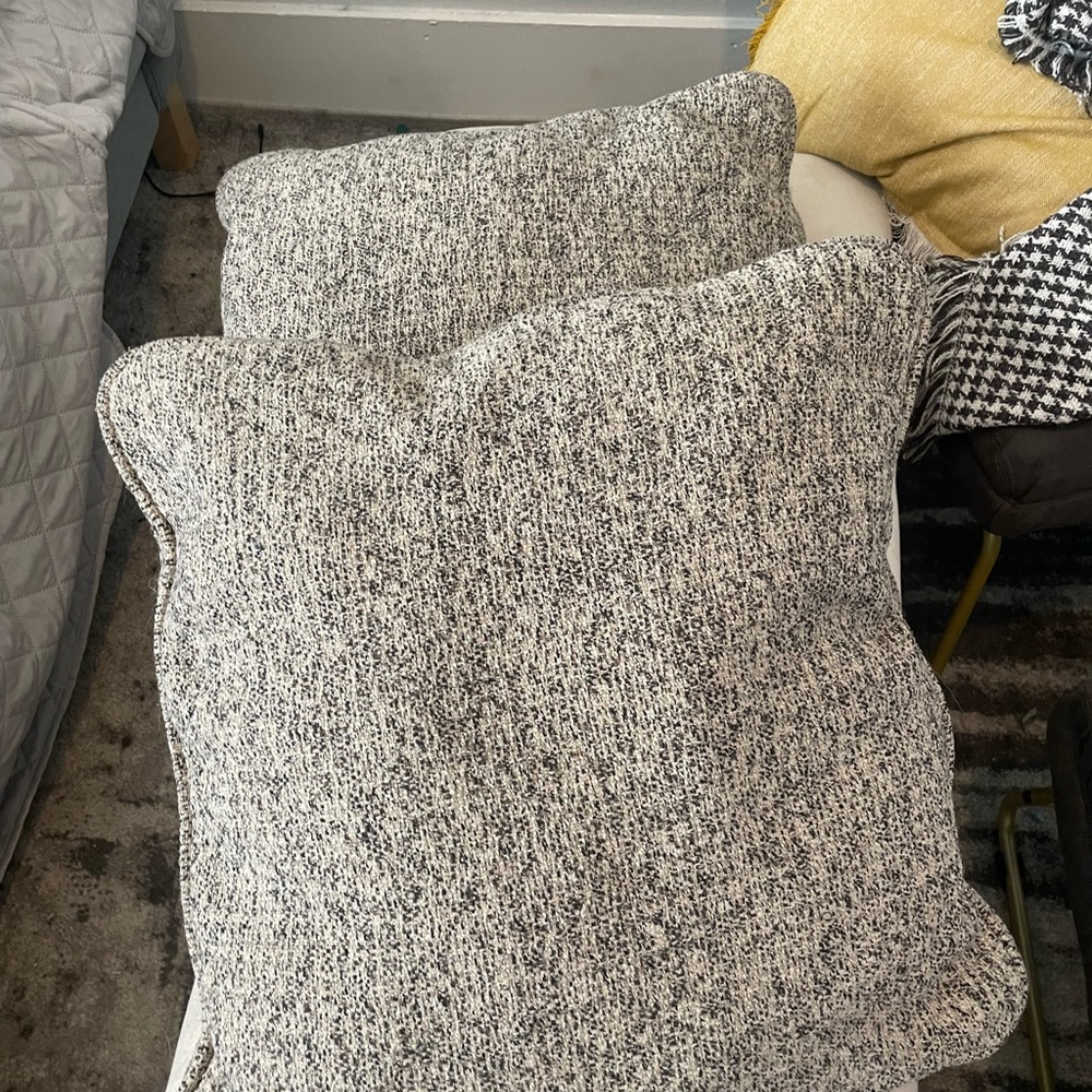 Decorative pillows - Picture 2 of 2
